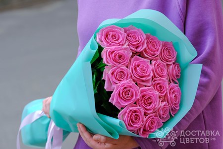 Букет из 15 розовых роз в пленке "Аква"
